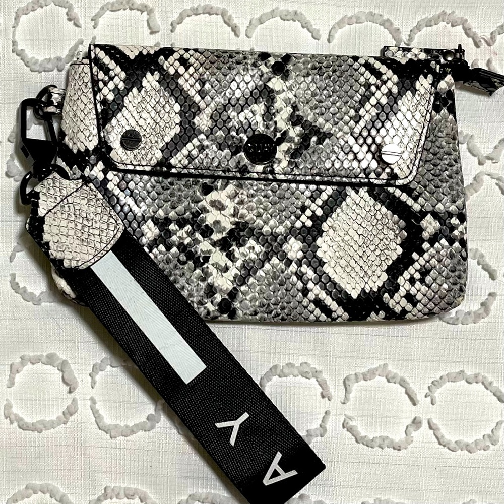 🌸 Quay Australia Wristlet- faux snakeskin